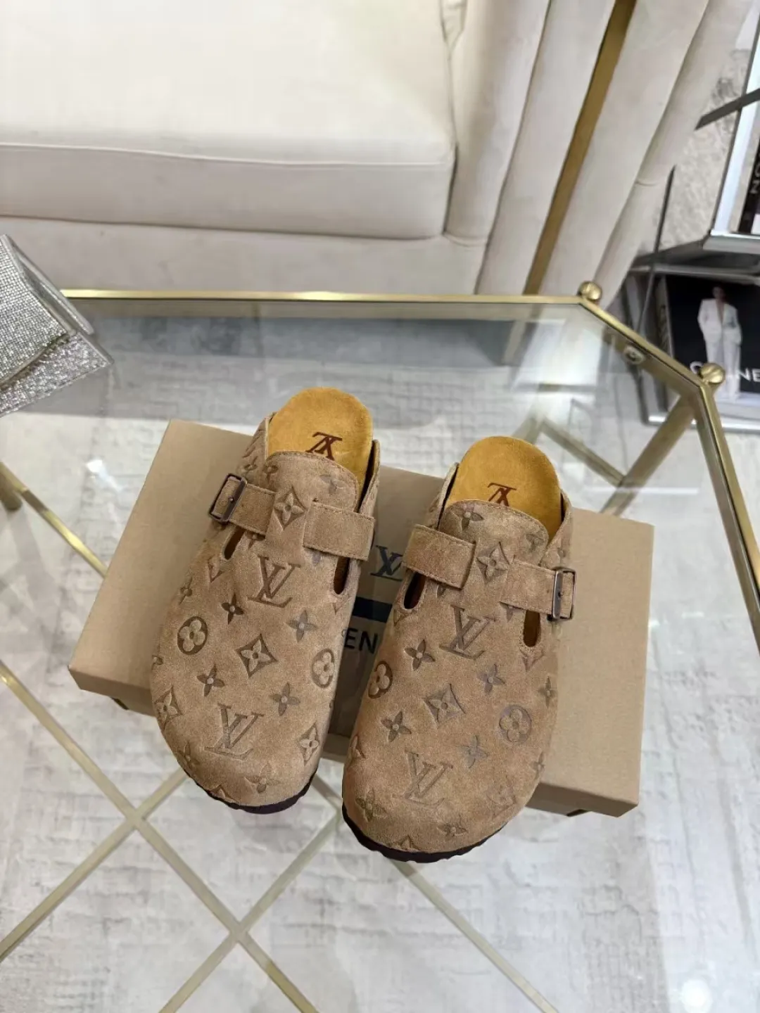 Women's p560 Men's p580 ✨ LV couple's toe-cap slippers | Full of high-end feel, you can walk with wind! ✨ This pair of LV classic toe-cap slippers is simply a "walking grass-planting machine"! Original three-dimensional embossed cowhide + cowhide fabric, the texture is high-end at first glance, and you will become a rich daughter/son in seconds ~💅 🌟 Why must you join TA? ✔️ Original embossed cowhide - clear texture but not cheap, classic presbyopia yyds ✔️ Belt buckle + metal logo - ecstatic control of details, exquisite to the heel! ✔️ Sheepskin lining + cushioned footbed - it feels like stepping on clouds ☁️, and you won’t feel tired when you go shopping~ ✔️ Non-slip rubber sole - walking is as stable as a mountain, and you are not afraid of slipping on rainy days!  👫 The best outfit for couples: Whether it’s shorts, T-shirts👕 or long skirts and suits👗, pairing these shoes with each other will immediately create a lazy and high-end atmosphere! Everyday outings/vacations, no matter what you shoot, it will look like a blockbuster📸🔥 The texture and foot feel that only the higher version can have, it is not a hit or a hit! Heartbeat is not as good as action. True love is true when both pairs are in pairs~💖 #LVcoupleslippers #高色综合 #好看不狠的 Feet #couples’ must-have